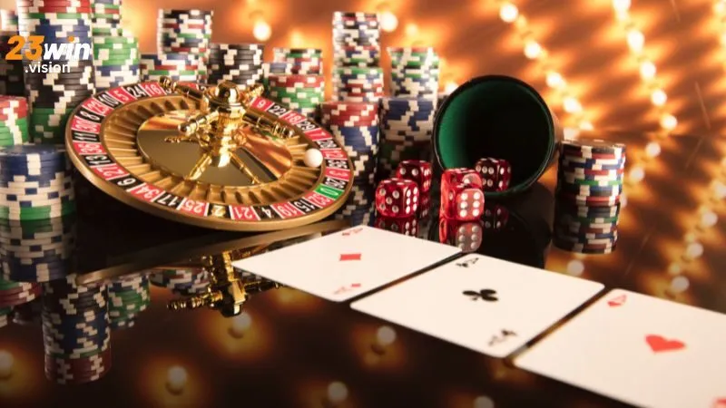 Bánh xe Roulette, quân bài, xúc xắc và chip trong bài Casino 23WIN
